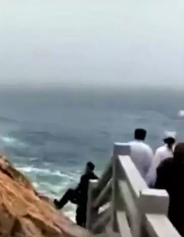 3歲童「鑽欄杆」失足墜海!3大人急跳海救援…沒想到竟「全回不來」!網友淚:「好絕望!」