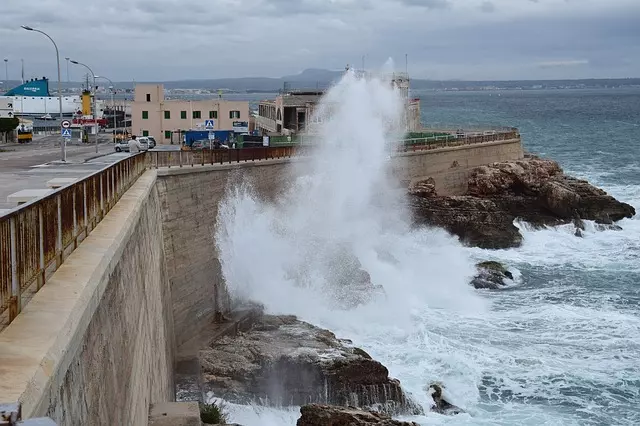 3歲童「鑽欄杆」失足墜海!3大人急跳海救援…沒想到竟「全回不來」!網友淚:「好絕望!」