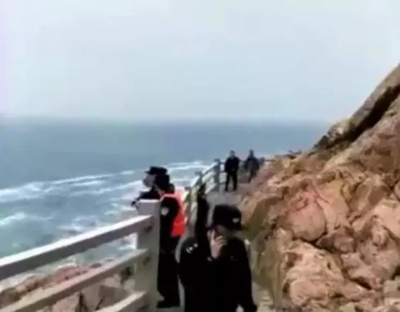 3歲童「鑽欄杆」失足墜海!3大人急跳海救援…沒想到竟「全回不來」!網友淚:「好絕望!」