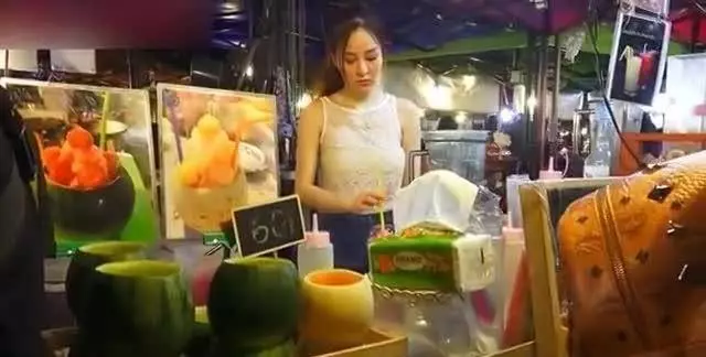 泰國水果攤美眉遞手套..千萬不要接!老司機:「否則一定出事」..出國爽前你必須知道