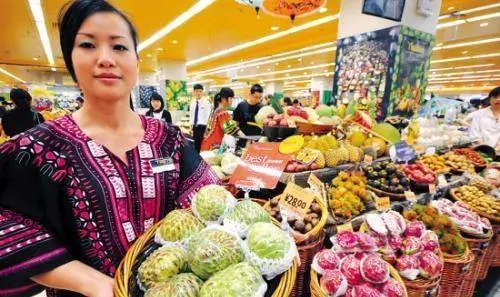 泰國水果攤美眉遞手套..千萬不要接!老司機:「否則一定出事」..出國爽前你必須知道