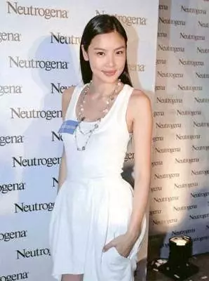 與富商結婚一年,丈夫國外千畝家產曝光,這才是娛樂圈中會嫁人的