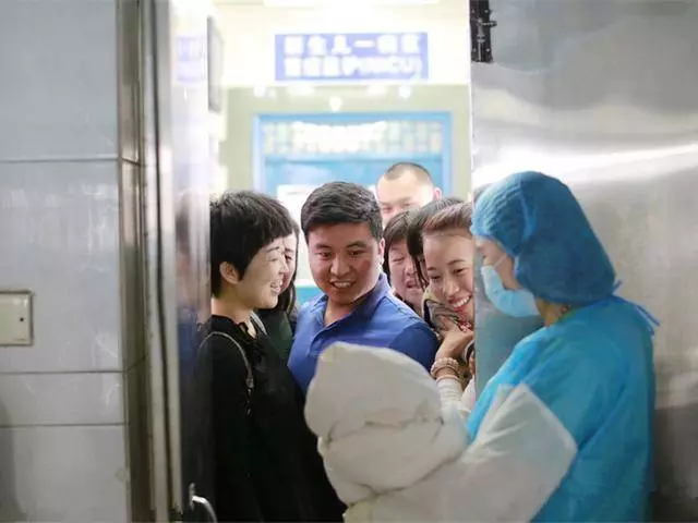 產婦生下男孩,第二天卻變「小公主」,知道真相,阿嬤不淡定