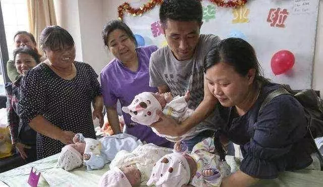 產婦生下男孩,第二天卻變「小公主」,知道真相,阿嬤不淡定