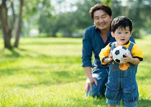 「你不蹲下,孩子永遠長不大!」 看似簡單,大多數爸媽卻想不通這個道理…