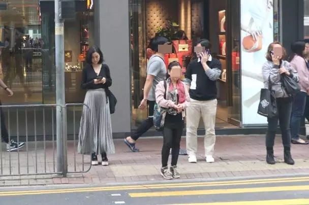 【沒穿內衣?!】謝安琪Deep V凸丁丁逛街,瘦了15KG身材果然Fit爆~網友:攝影記者很壞!