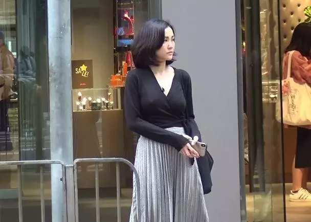 【沒穿內衣?!】謝安琪Deep V凸丁丁逛街,瘦了15KG身材果然Fit爆~網友:攝影記者很壞!