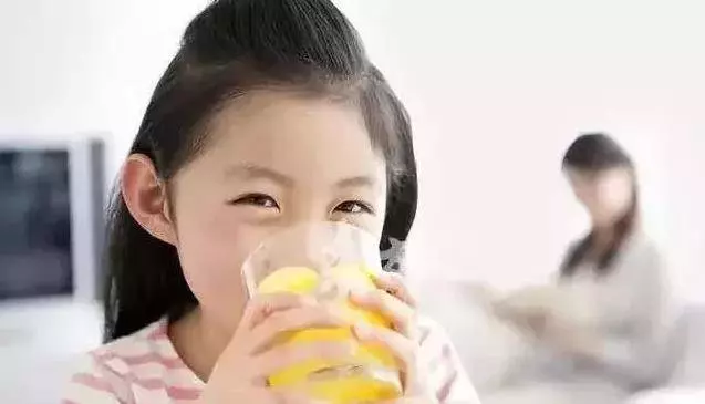 醫生警告:孩子睡前不能吃的6樣常吃食物,現已有孩子停止發育