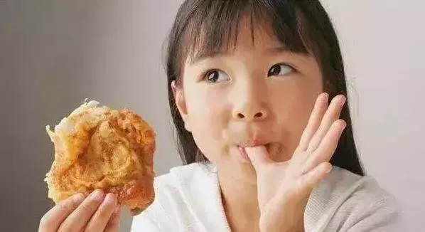 醫生警告:孩子睡前不能吃的6樣常吃食物,現已有孩子停止發育