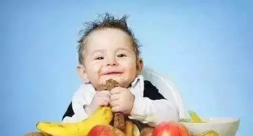 醫生警告:孩子睡前不能吃的6樣常吃食物,現已有孩子停止發育
