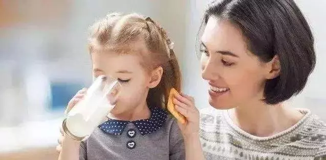 醫生警告:孩子睡前不能吃的6樣常吃食物,現已有孩子停止發育