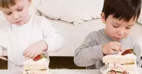 醫生警告:孩子睡前不能吃的6樣常吃食物,現已有孩子停止發育