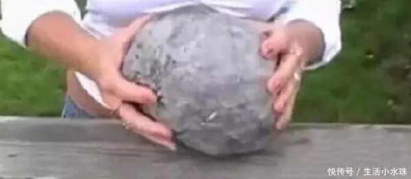女子野外發現一枚奇石,用錘子砸開後,呈現的黑色驚艷四座!