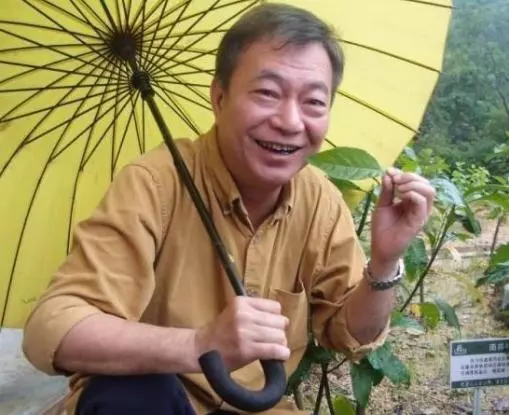 22歲被周潤發捧紅,如今62歲在廣東耕田,因拍戲21年仍未發財!