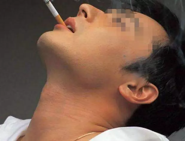 孕婦只要穿褲子就流產,婆婆不解,查看監控後,痛斥兒子畜生
