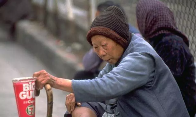妻子和鄰居私奔,丈夫贍養岳母五年,收到一個包裹,緊緊捂著胸口