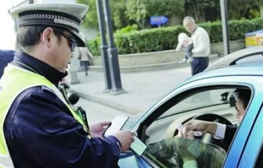 妻子去世三年後,男子執勤時攔下輛違章車,司機搖下車窗後他傻住