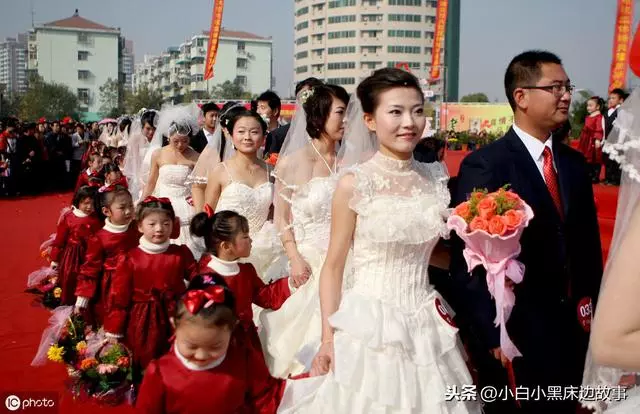 孩子滿歲鄉下婆婆送土特產遭我媽嫌棄,掉出一東西後我掃我媽出門