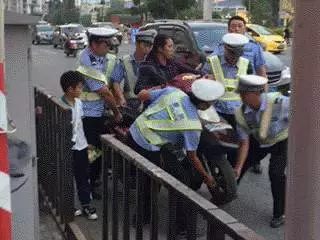30張美女搞笑圖,保證你笑到肚疼!!美女司機掛檔的手法很嫻熟啊,亮點自己找!