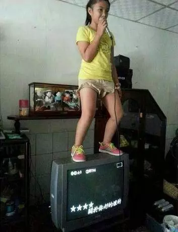 30張美女搞笑圖,保證你笑到肚疼!!美女司機掛檔的手法很嫻熟啊,亮點自己找!