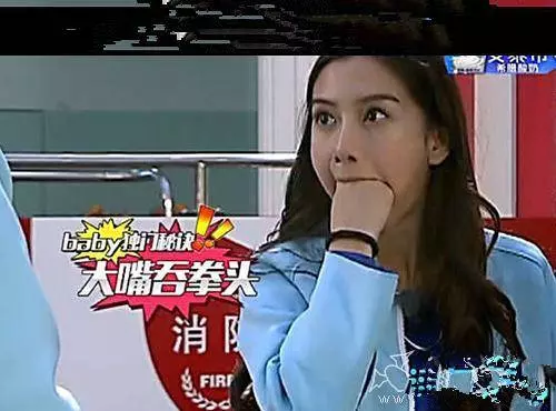30張美女搞笑圖,保證你笑到肚疼!!美女司機掛檔的手法很嫻熟啊,亮點自己找!