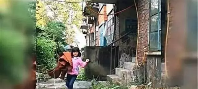 5歲女兒每天拿著媽媽衣服外出,爸爸跟蹤後心酸了
