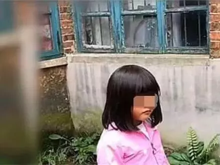 5歲女兒每天拿著媽媽衣服外出,爸爸跟蹤後心酸了