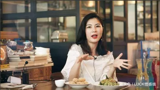 婆婆看不起鄉下兒媳,故意帶高檔店購物,看到兒媳購物過程傻住