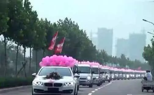 紅白喜事車隊偶遇時,婚車和出殯車誰該主動讓道?內行人說出實話 -