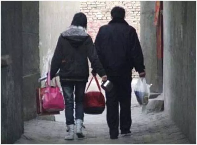 弟媳去大哥家看婆婆,嫂子卻在廚房滿地打滾,她笑著打了120