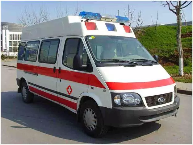 弟媳去大哥家看婆婆,嫂子卻在廚房滿地打滾,她笑著打了120