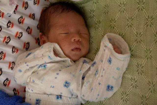 一直以為婆婆不喜歡我,月子裡聽到婆婆和老公對話讓我感動到流淚