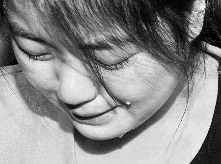 爸爸,當初我和姐姐受盡你老婆的侮辱,現在讓她女兒養你吧!
