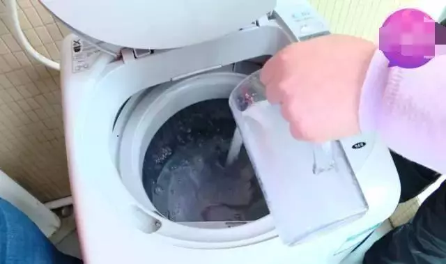 洗衣機用久了,洗出來的衣服越洗越髒?教你一招,讓你把洗衣機裡「隱藏的污垢」洗乾淨!