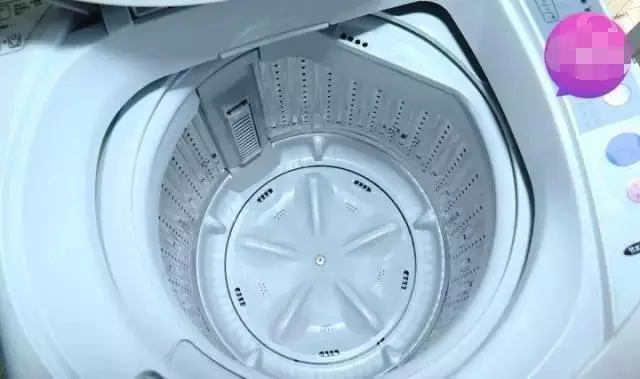 洗衣機用久了,洗出來的衣服越洗越髒?教你一招,讓你把洗衣機裡「隱藏的污垢」洗乾淨!