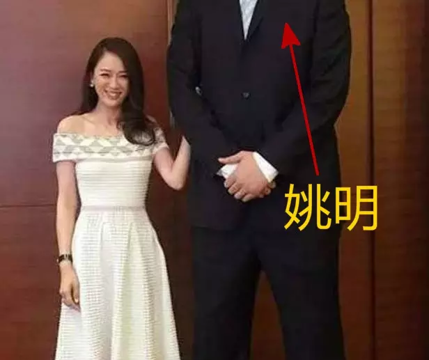 姚明與13個明星合影照片，最後一張笑噴你！