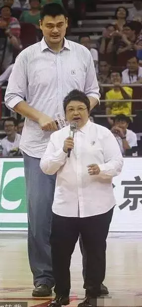 姚明與13個明星合影照片，最後一張笑噴你！