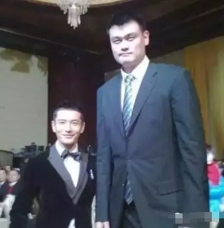 姚明與13個明星合影照片，最後一張笑噴你！