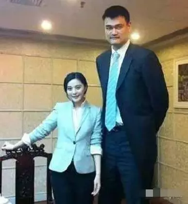 姚明與13個明星合影照片，最後一張笑噴你！