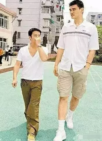 姚明與13個明星合影照片，最後一張笑噴你！