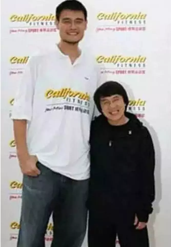 姚明與13個明星合影照片，最後一張笑噴你！