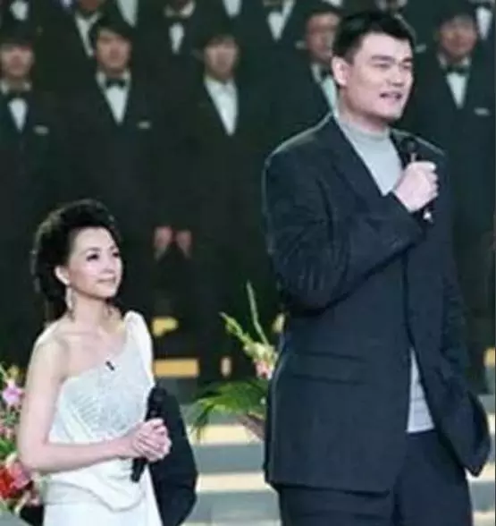 姚明與13個明星合影照片，最後一張笑噴你！
