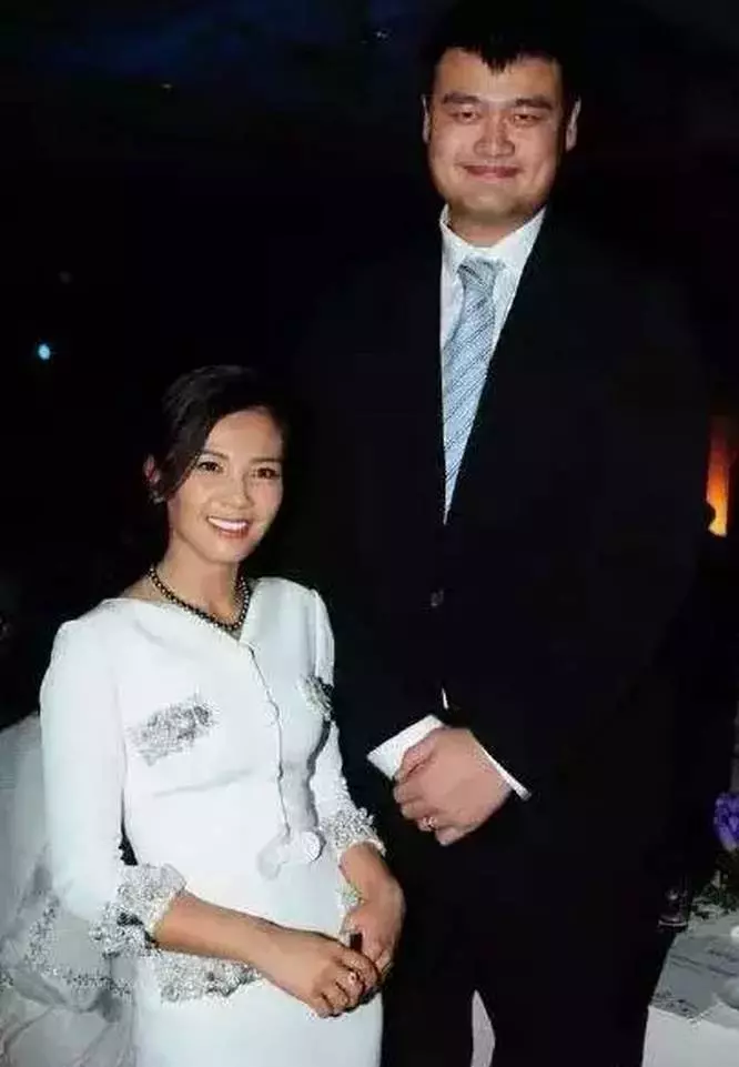 姚明與13個明星合影照片，最後一張笑噴你！