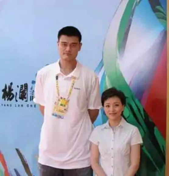 姚明與13個明星合影照片，最後一張笑噴你！