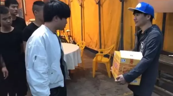 姊姊痛罵富二代弟弟結交太多酒肉朋友,他決定測試「兄弟真心」假裝重病沒錢診治,結果來的人卻讓他大吃一驚!