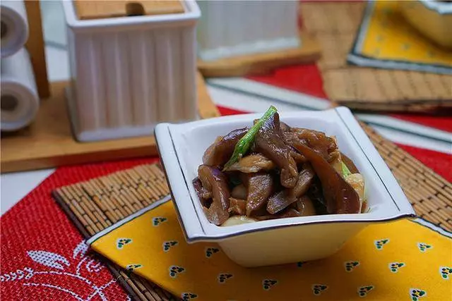 炒茄子,萬萬別直接下油鍋,大廚教你「3招」,軟嫩香滑不油膩