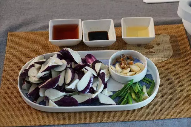 炒茄子,萬萬別直接下油鍋,大廚教你「3招」,軟嫩香滑不油膩