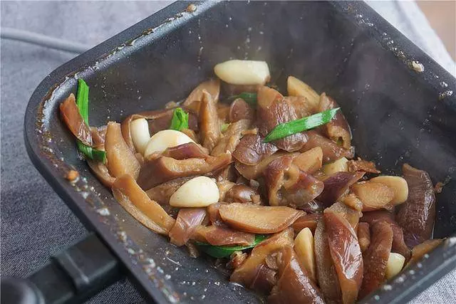 炒茄子,萬萬別直接下油鍋,大廚教你「3招」,軟嫩香滑不油膩