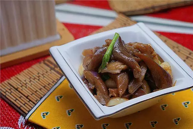 炒茄子,萬萬別直接下油鍋,大廚教你「3招」,軟嫩香滑不油膩