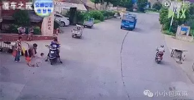 帶領孩子過馬路,千萬別牽孩子的手!